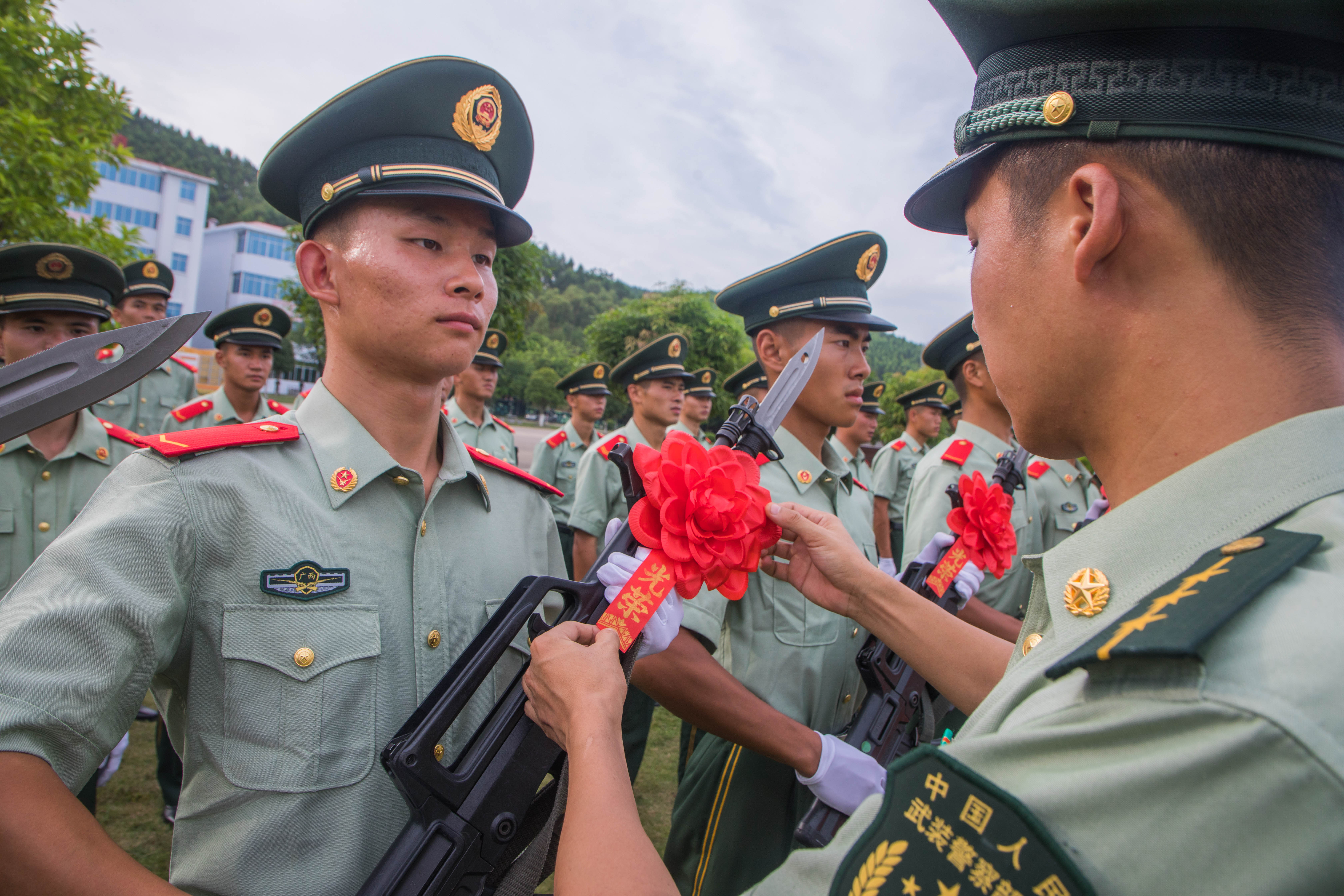 广西来宾武警退伍老兵举行交枪仪式