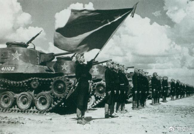 1950年9月，中国人民解放军装甲兵领导机构在北京建立。图为坦克步队阵容。