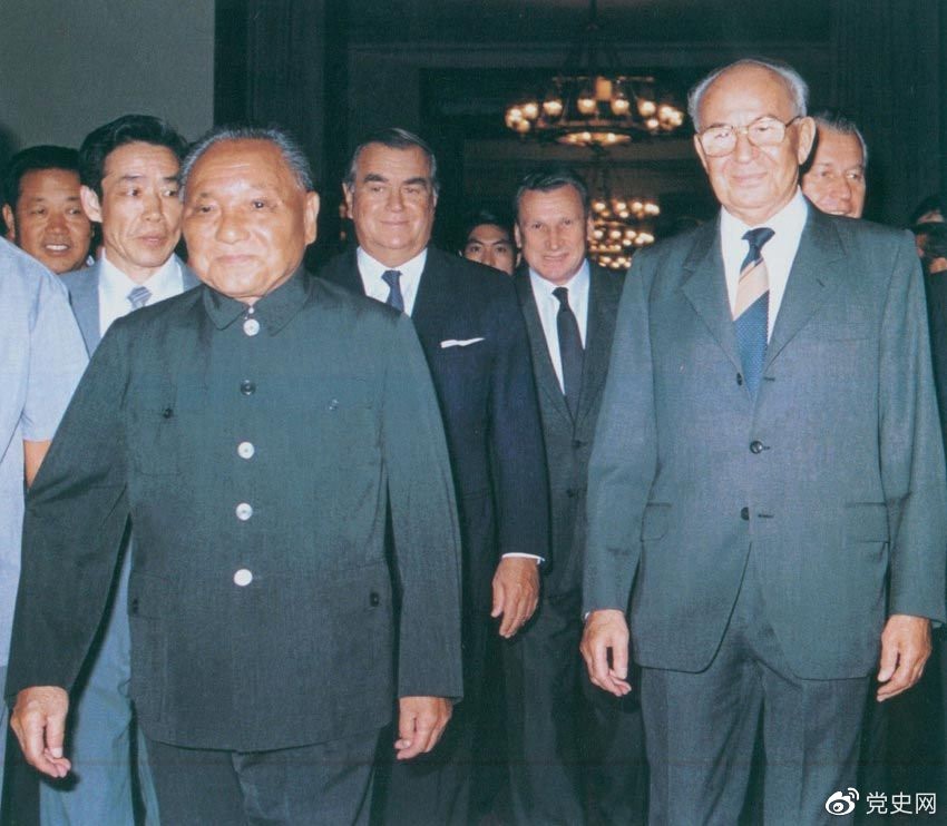 1988年9月5日，鄧小平在會見捷克斯洛伐克總統胡薩克時提出科學技術是第一生產力。