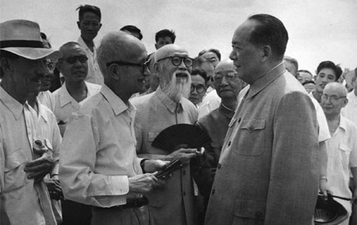 1963年7月21日，毛泽东与民主人士章士钊等在一起亲切交谈。