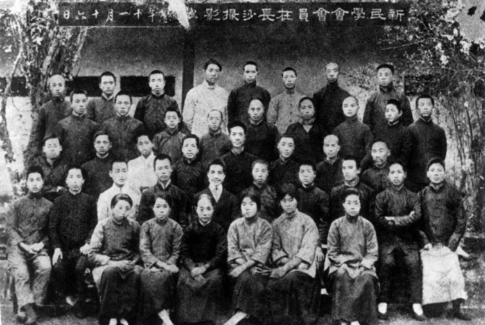 1919年11月26日，新民学会会员在长沙合影，后排左起第四为毛泽东。