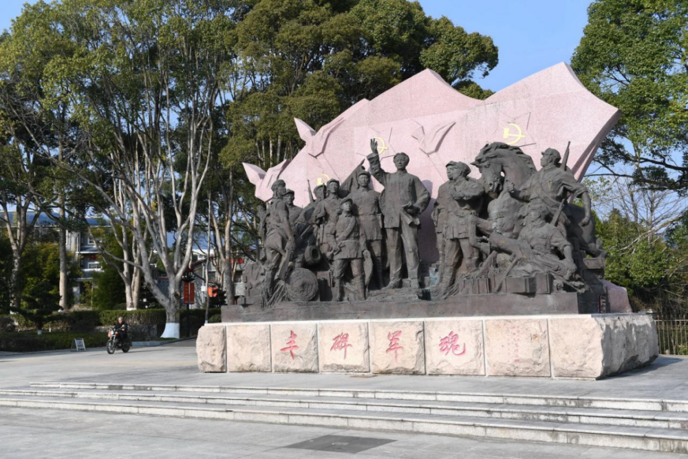 古田会议纪念馆前的“丰碑军魂”雕塑群（ 2021年1月25日摄）。新华社记者林善传摄