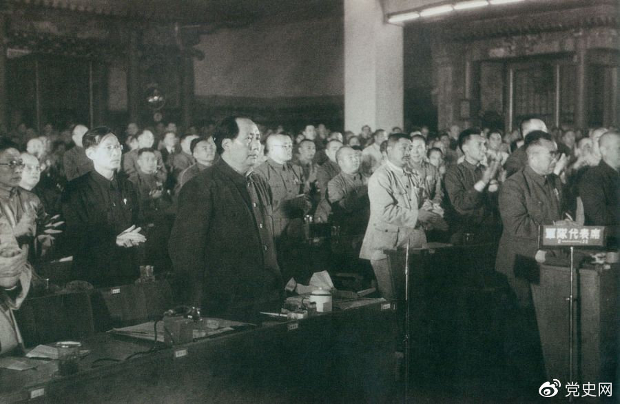 1949年9月30日，毛澤東當(dāng)選中華人民共和國中央人民政府主席，全場(chǎng)起立，鼓掌祝賀。