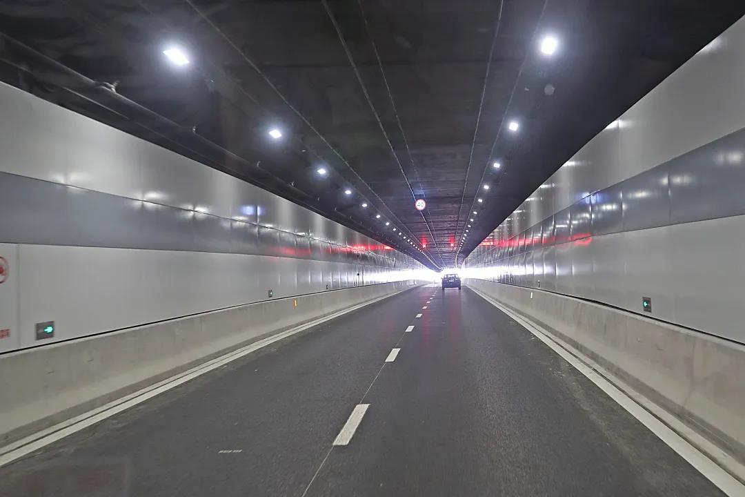 银都路越江隧道图片