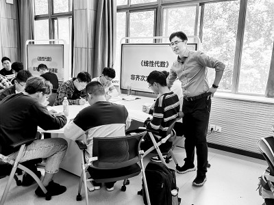 山东财经大学副教授宋浩在《线性代数》的课堂上指导学生。光明图片
