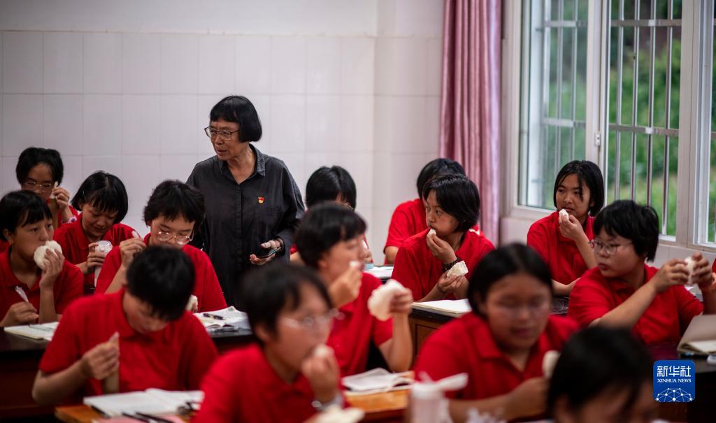 　　云南丽江华坪女子高级中学校长张桂梅在晨读之后来到教室督促大家好好吃饭（2021年8月24日摄）。新华社记者 江文耀 摄