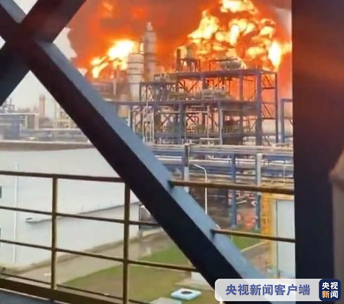 江苏淮安一化工厂发生火灾 1人受伤1人失联