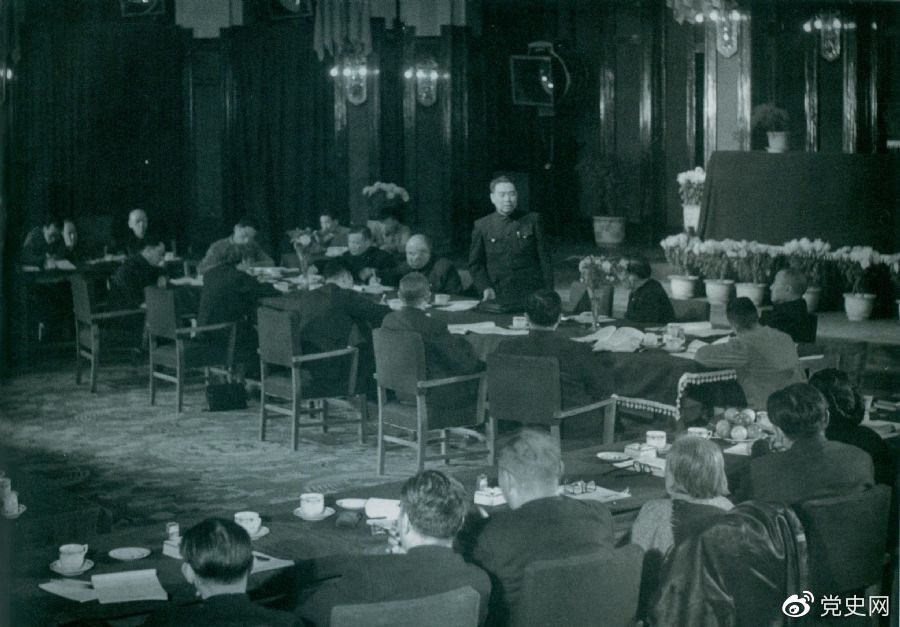 　　1949年10月21日，周恩来主持召开中央人民政府政务院第一次会议。正面左起：陈云、董必武、周恩来、郭沫若、黄炎培。