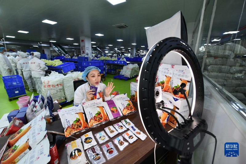 在广西一家螺蛳粉生产车间，工作人员在直播销售螺蛳粉（6月17日摄）。新华社记者 黄孝邦 摄