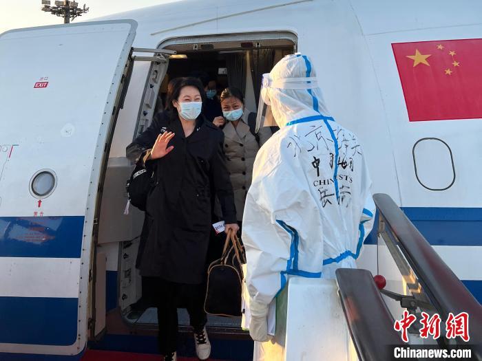 图为北京海关所属首都机场海关关员对冬奥圣火火种包机进行现场监管。　北京海关供图 摄影 陈曦