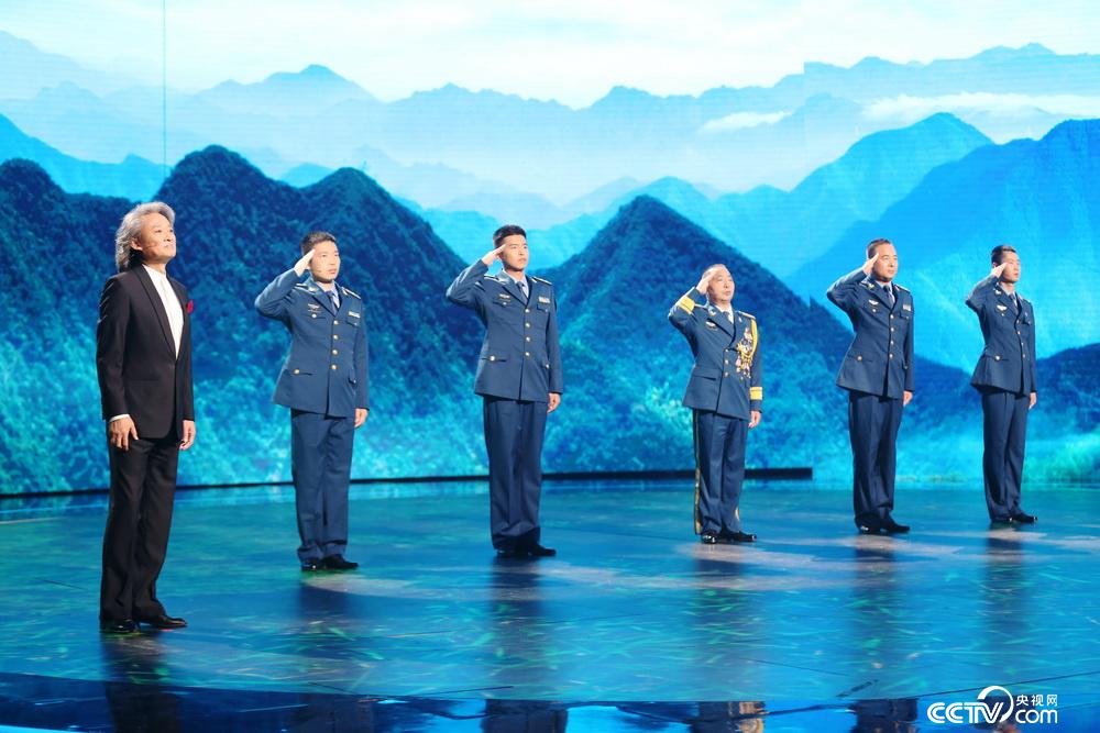  朗诵艺术家徐涛和飞播造林空军官兵同台表演