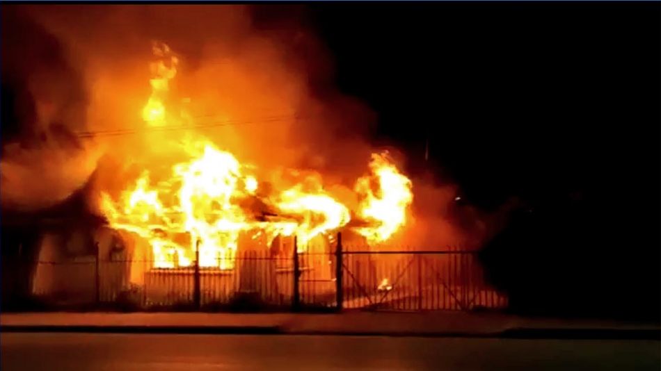 当地时间19日晚，里奥内格罗省埃尔伯尔松市内一“安第斯俱乐部”被烧毁（网络视频截图）