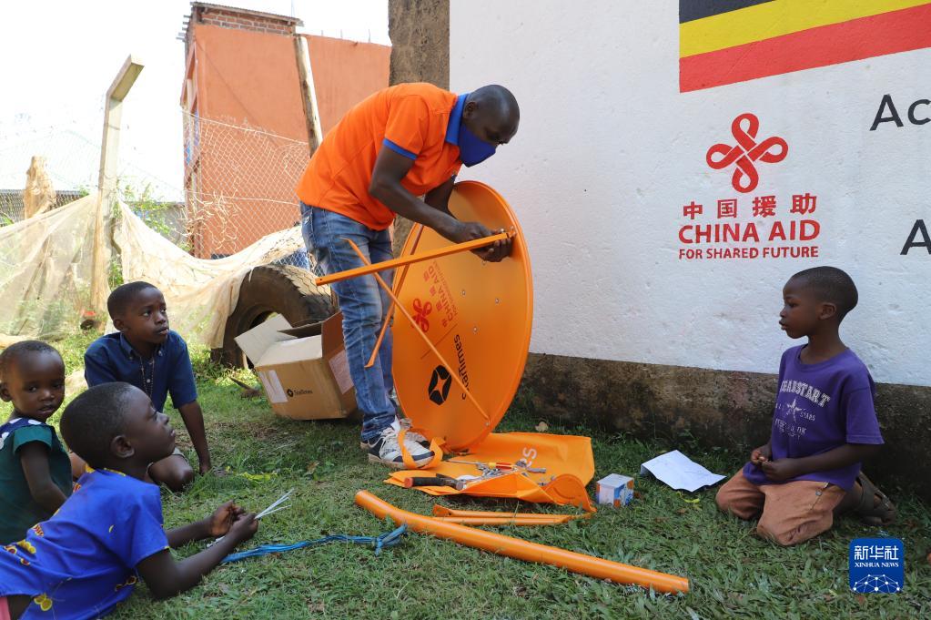 　　9月10日，技术人员在乌干达中部瓦基索区的布韦伦加村安装调试数字电视设备。“万村通”项目是2015年中非合作论坛约翰内斯堡峰会提出的中非人文领域合作举措之一，旨在为非洲1万个村庄接入卫星数字电视信号。新华社记者 张改萍 摄