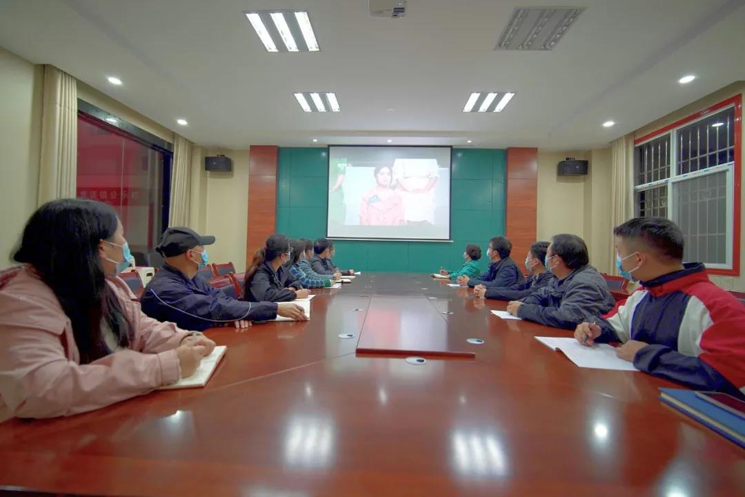 石泉县邮政局组织党员收看《党的伟大成就》