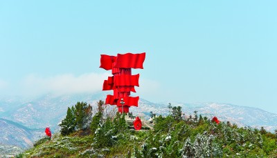 河南新县英雄山上的红旗雕塑。资料图片