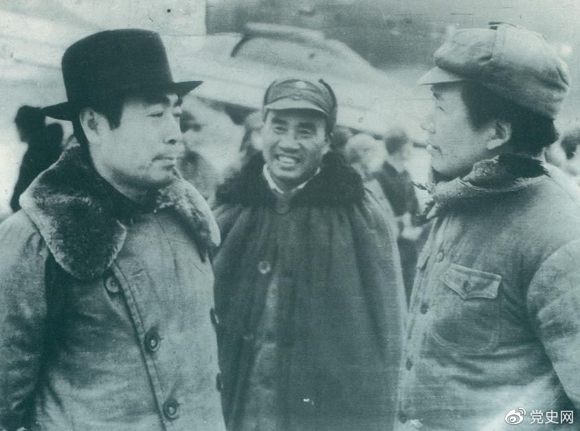 1945年11月11日,毛澤東、朱德赴延安機(jī)場迎接從重慶回來的周恩來。