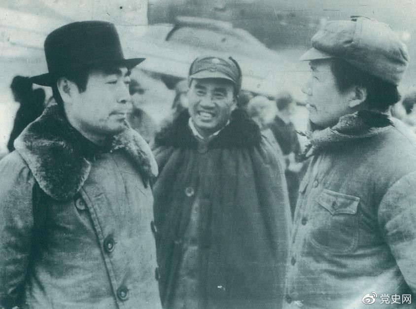 1945年11月11日，毛泽东、朱德赴延安机场迎接从重庆回来的周恩来。