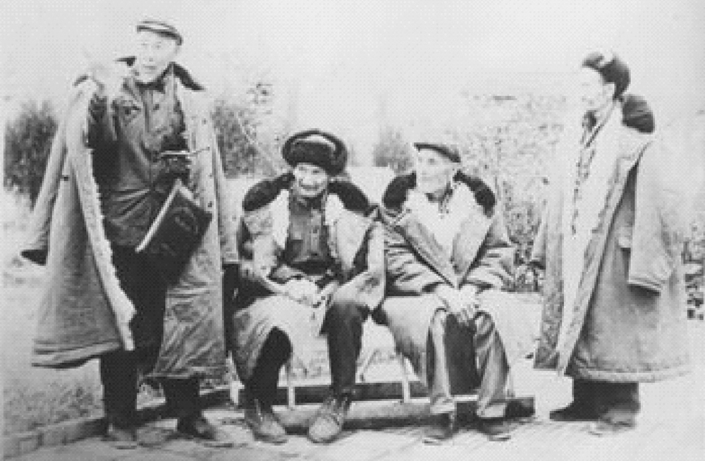 当年运送红军强渡大渡河的船工（图片来源：《长征记》）