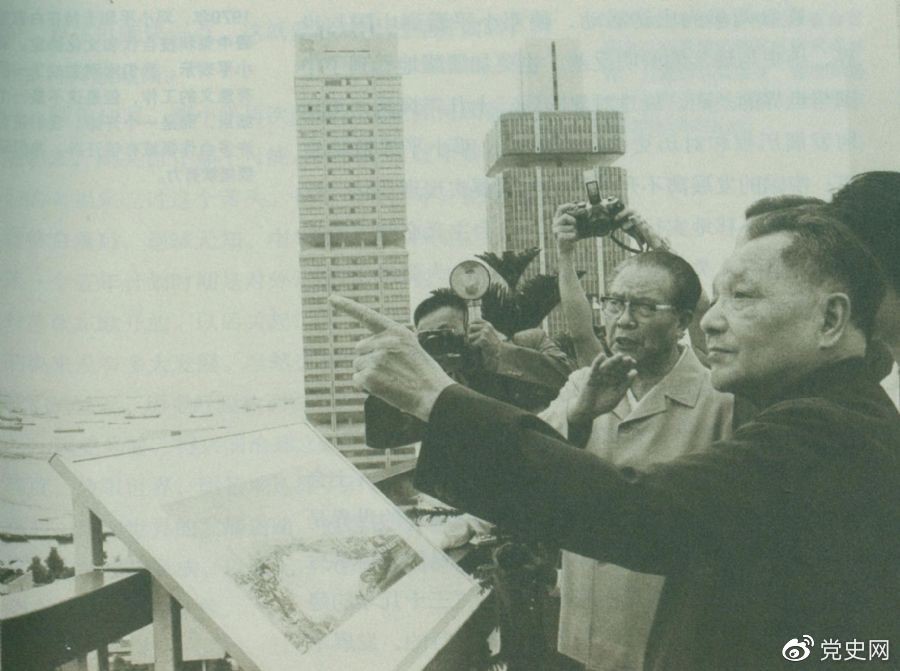 　　1978年11月13日，鄧小平在新加坡住房和發展局聽取關于新加坡公共住房計劃情況的介紹后，登上辦公大廈樓頂，瞭望周圍一幢幢新建成的公共住房，贊揚新加坡在解決住房方面所作的努力。
