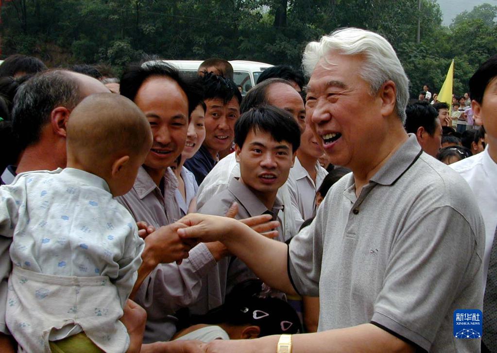当年林县的县委书记杨贵（前右）回到林州受到乡亲们的热情欢迎（2001年摄）。新华社记者 王颂 摄