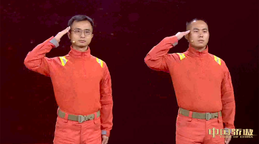  云南省森林消防总队信息通信处助理员 杨翔宇  云南省森林消防总队应急通信与车辆勤务大队班长 张雄  现场讲述隔空守护象群的故事