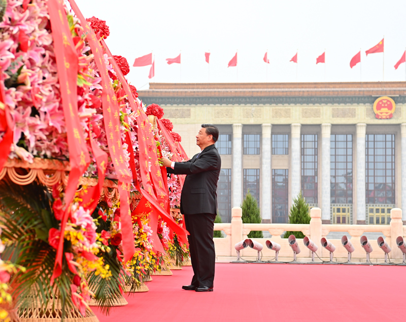 2021年9月30日，习近平出席烈士纪念日向人民英雄敬献花篮仪式。