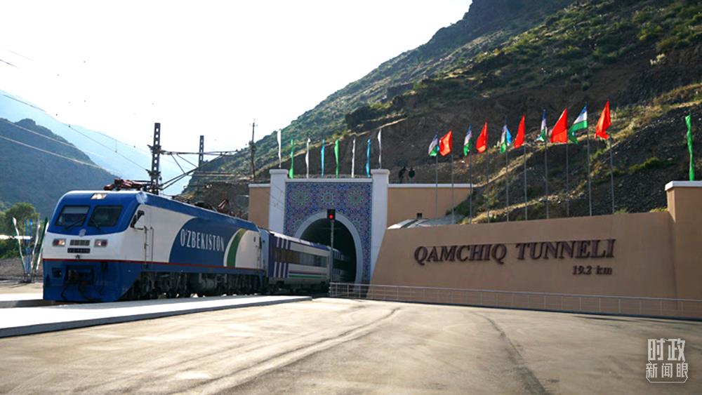 △位于乌兹别克斯坦的卡姆奇克隧道，由中企承建。历时近3年艰苦施工，于2016年2月实现全隧贯通。（资料图）