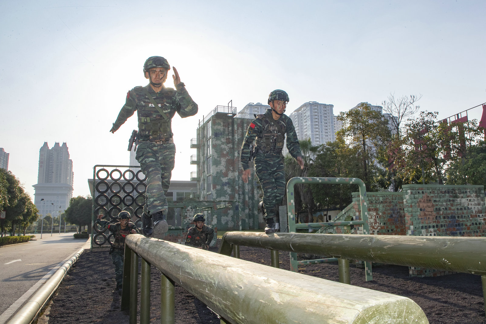 2021年11月10日，特战队员在进行通过平衡木障碍训练。