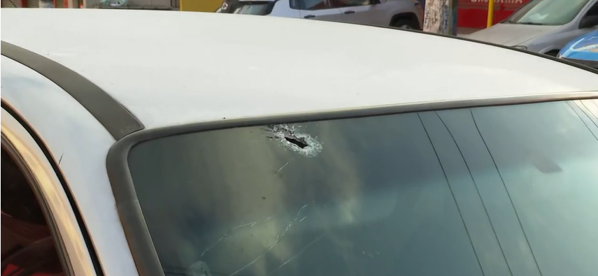 △被劫持人质的车窗上的弹孔（图片来源：巴西环球传媒集团）