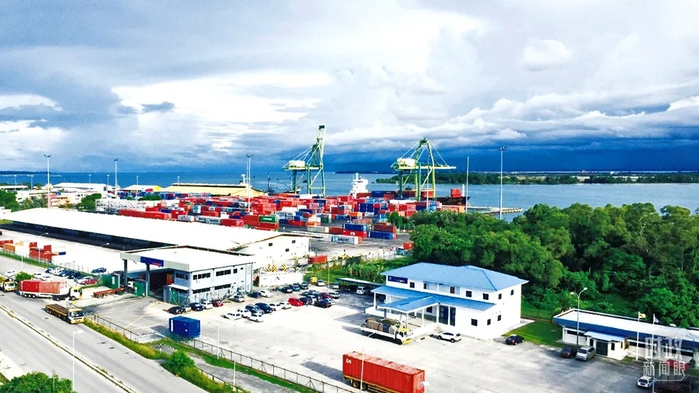 　　△2017年2月，中国与文莱的合资企业接手运营摩拉港。如今，摩拉港已成为东盟东部增长区在船舶靠港、装卸作业等方面效率最高的港口。（资料图）