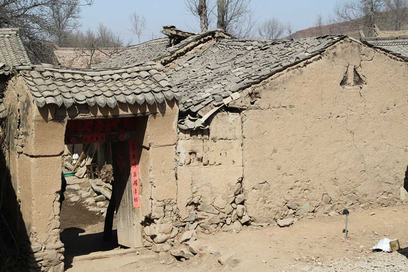脱贫前的元古堆村一处民居。摄于2013年3月。