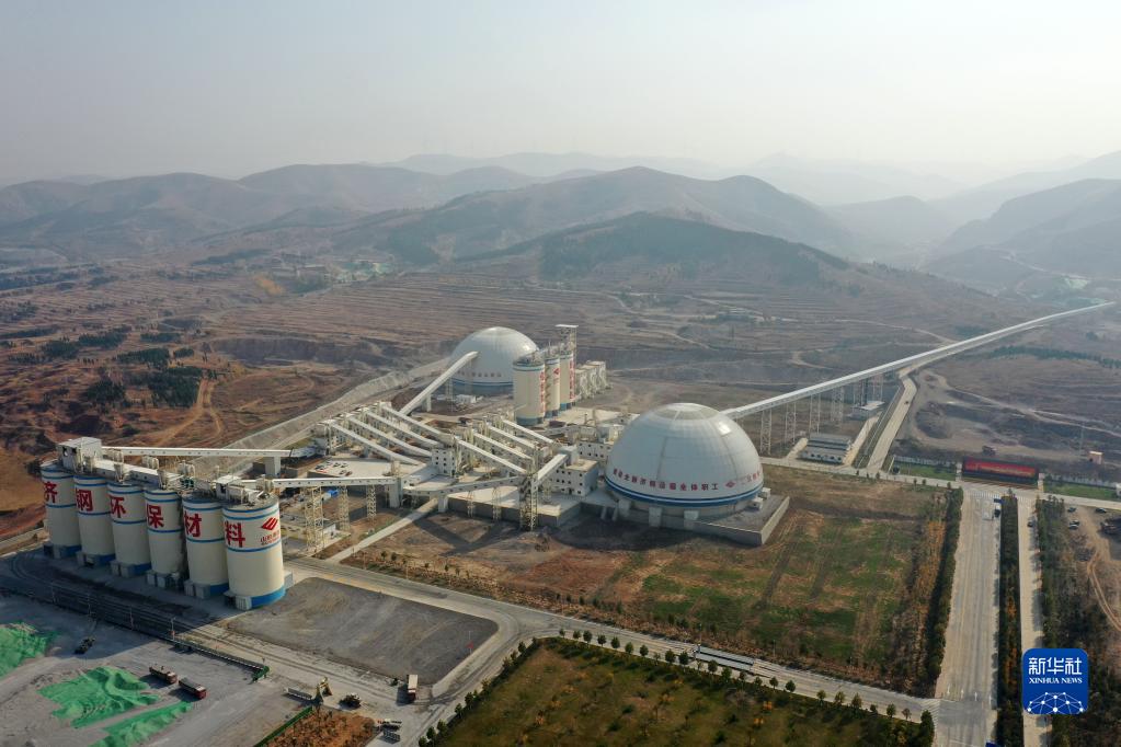  　　这是济钢环保新材料有限公司厂区（2020年11月2日摄，无人机照片）。新华社记者 金良快 摄