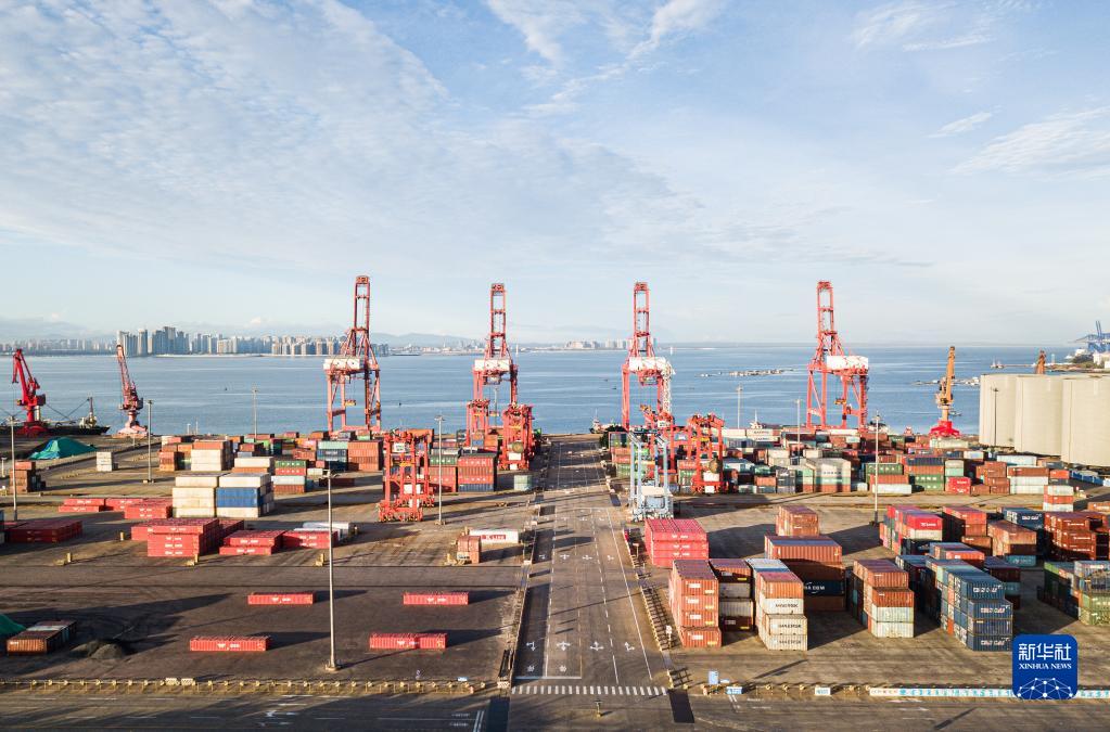  　　这是在海南洋浦经济开发区拍摄的国投洋浦港码头（5月26日摄，无人机照片）。新华社记者 蒲晓旭 摄