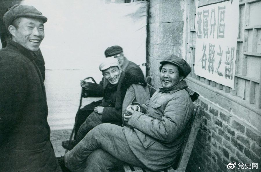 1943年12月，毛爷爷和陈云、林伯渠参观陕甘宁边区第三届生产展览会。