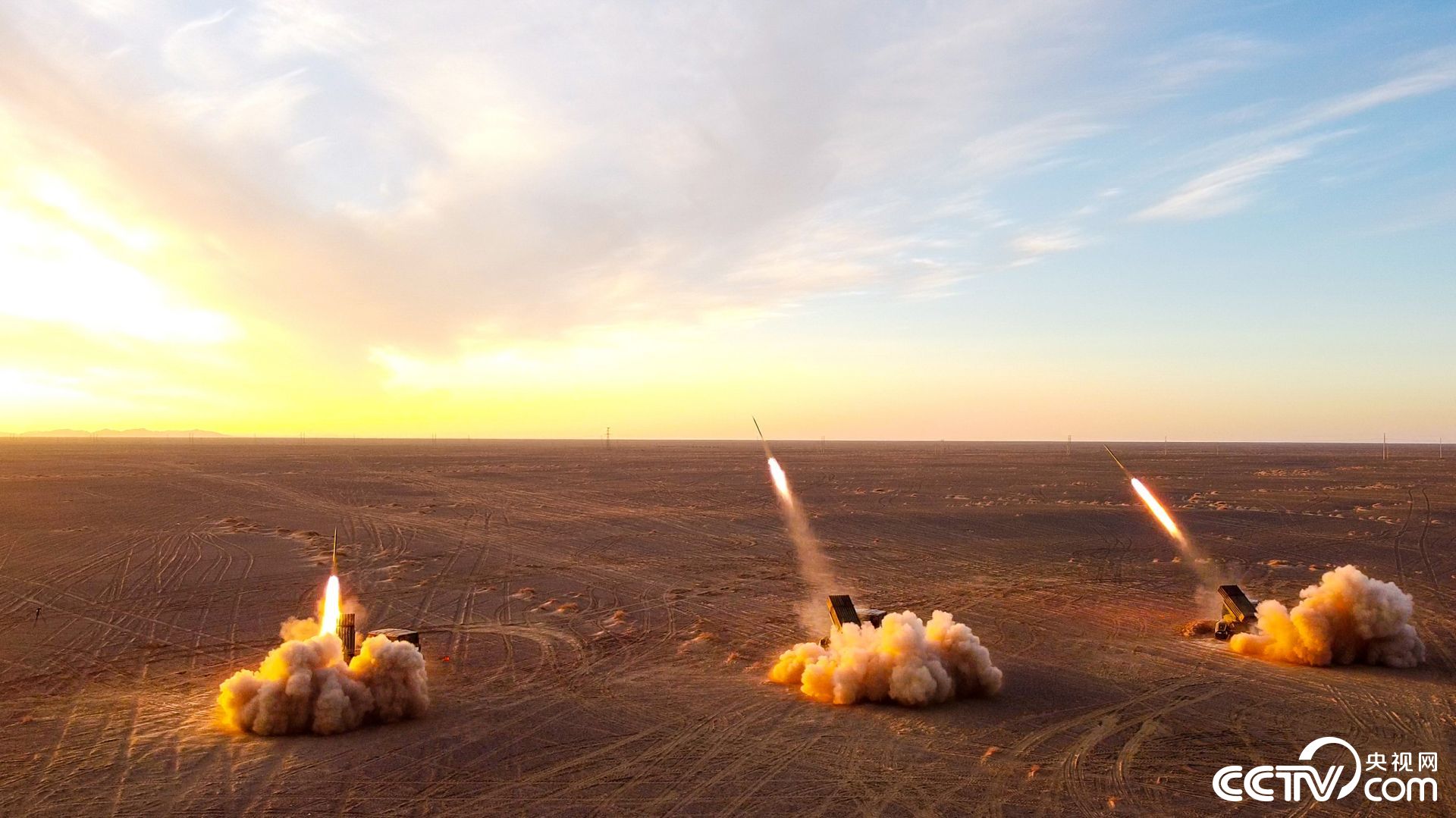 夜间对"敌"实施火力覆盖
