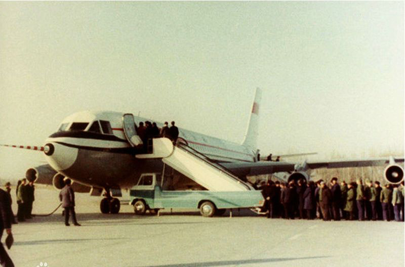“运-10”完成从上海到北京的转场试飞，首都干部群众参观“运-10”。