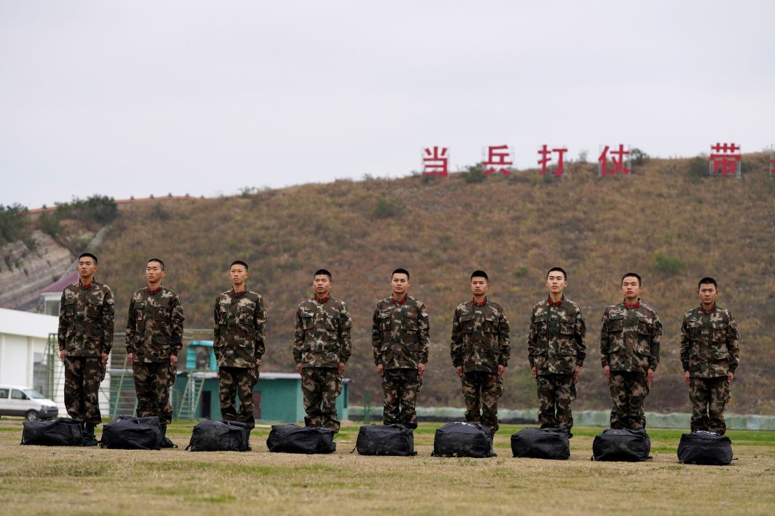 军营铠甲勇士武警官兵开展防暴装备课目训练