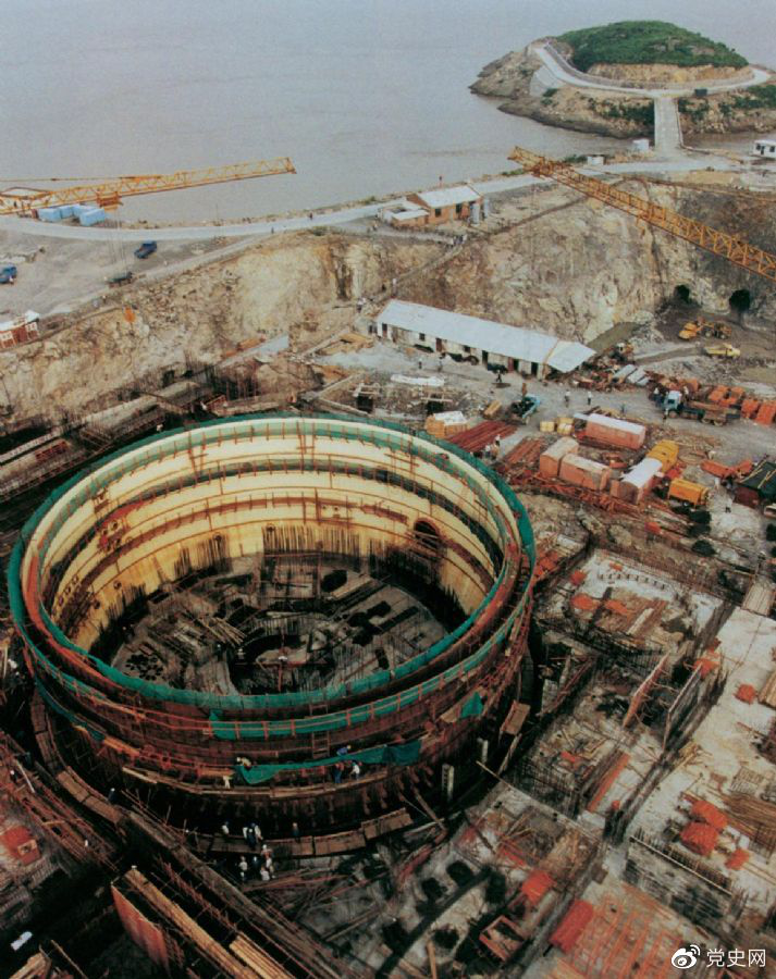 1991年12月15日，中國第一座自行設計、自行建造的核電站——秦山核電站并網發電。圖為建設中的秦山核電站。
