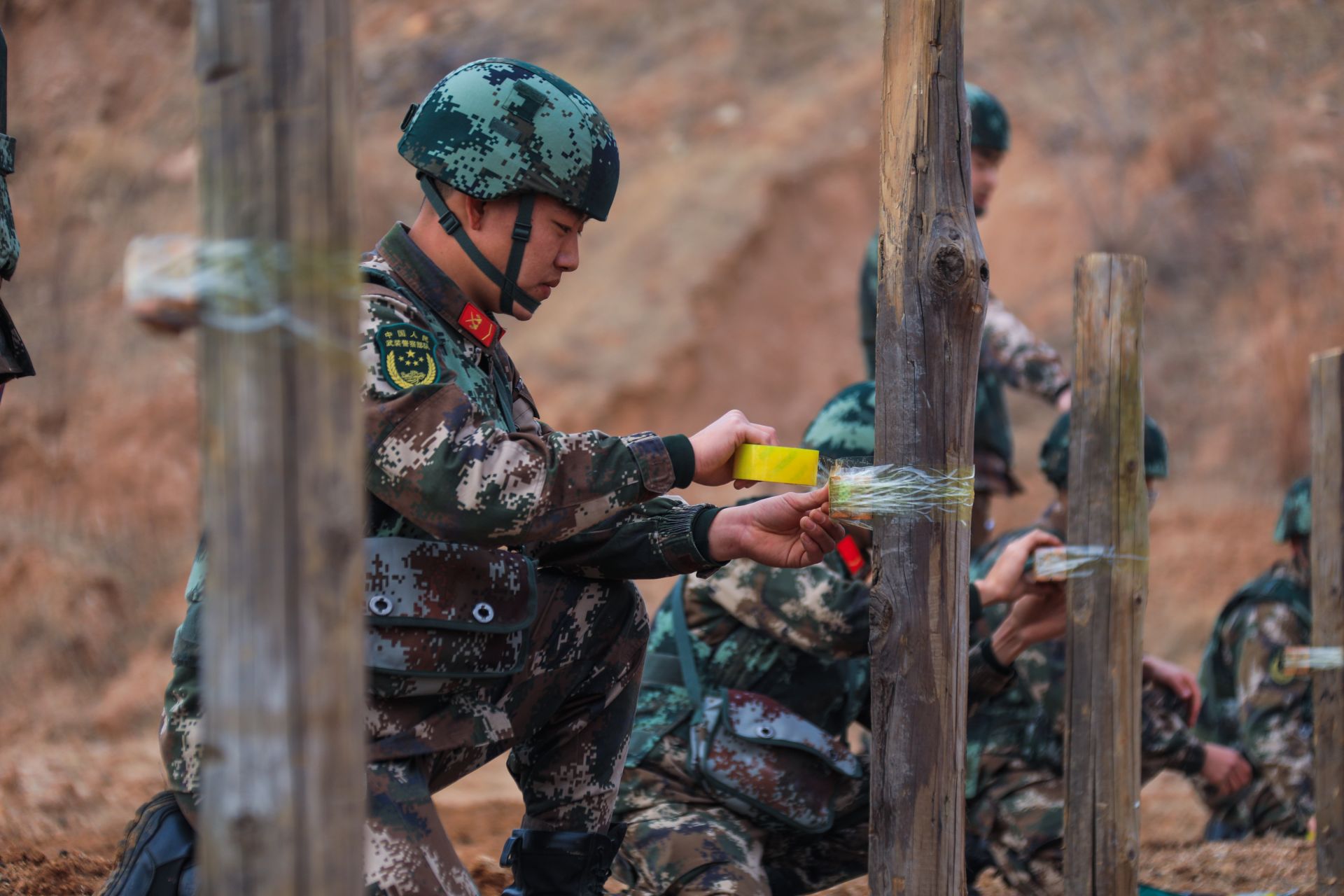 武警捆绑训练图片