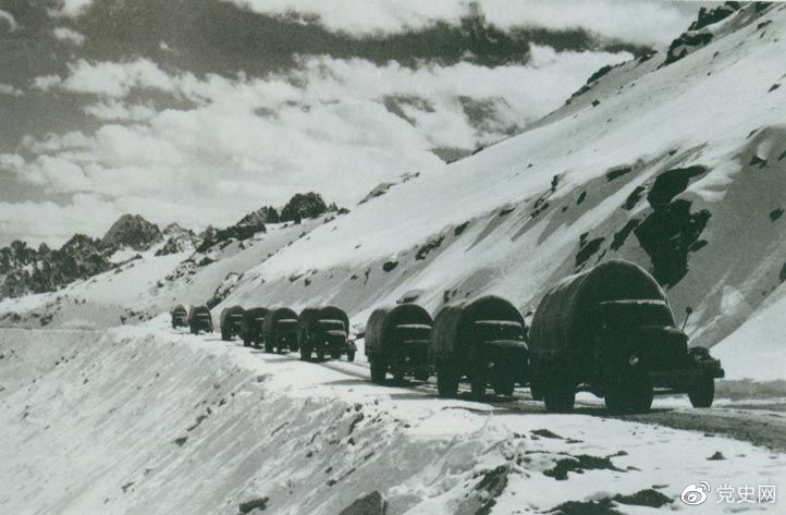 1954年12月，貫通”世界屋脊”的康藏、青藏兩條公路全線正式通車。圖為行駛在康藏公路上的車隊。