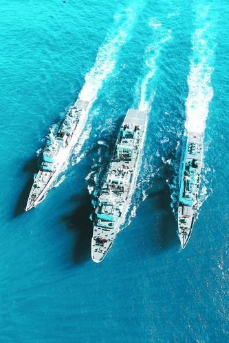 中国海军护航编队在远洋上航行