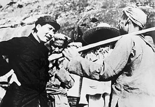 毛泽东在延安杨家岭和农民谈话，询问他们的生产和生活情况