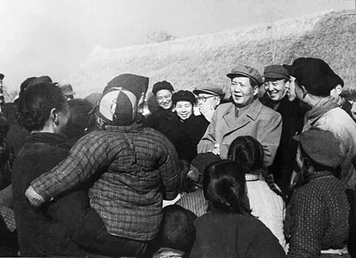 1953年，毛泽东、陈毅、罗瑞卿访问南京郊区尧辰乡农村