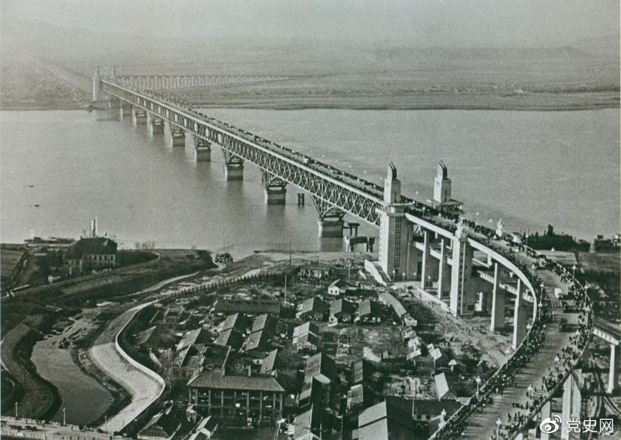 1968年12月29日， 南京�L江大�蛉�面建成通�。�@是���r中��自行�O�建造的最大的�F路、公路�捎��。