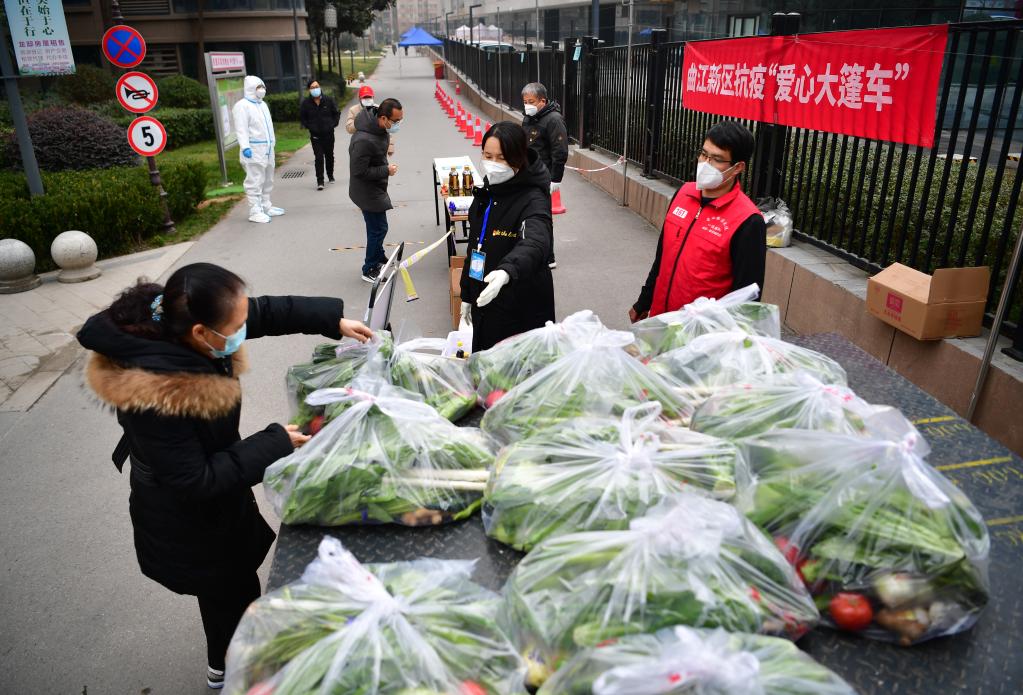  　　1月7日，陕西西安曲江新区一小区内，居民通过便民“爱心大篷车”买菜。新华社记者邵瑞 摄
