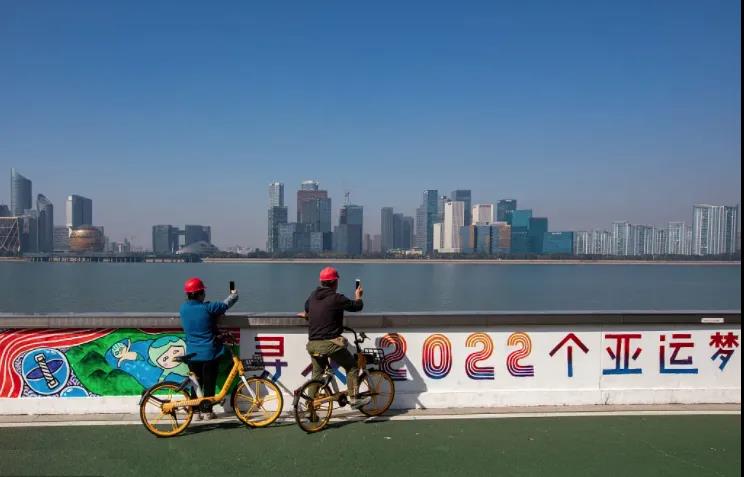 2021年11月14日，杭州奥体中心，建设者用手机记录他们参与建设的美丽城市。