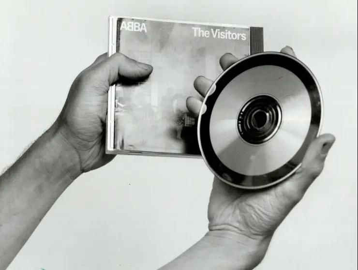 1982年8月17日，全球首张CD唱片在德国汉诺威附近的飞利浦工厂中诞生，是瑞典知名乐团ABBA的《The Visitors》。