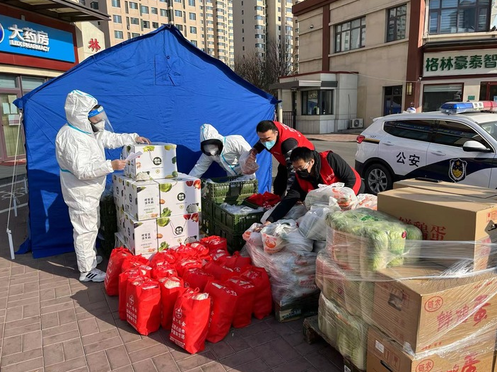  　　1月10日，在天津市津南区辛庄镇林锦花园附近，物美超市工作人员为居民运送生活物资。新华社 发