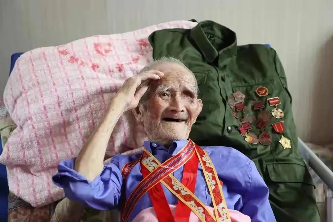 痛悼！102岁老英雄逝世，曾深藏功名60多年……