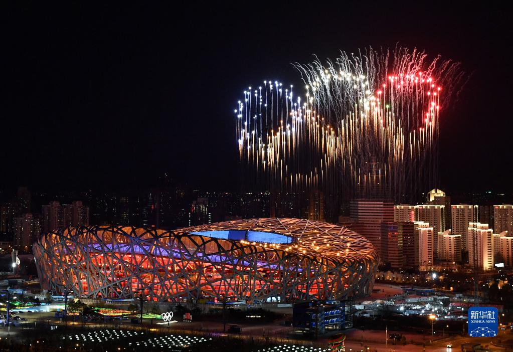 2月4日，第二十四届冬季奥林匹克运动会开幕式在北京国家体育场举行。这是当晚的焰火表演。新华社记者 李鑫 摄